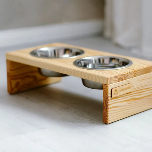 erhöhter Hundenapf mit Holzhalterung
